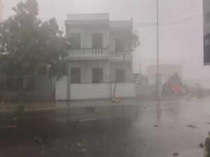 تساقطت أمطار غزيرة وهبت رياح قوية في الشريط الساحلي الاحد 