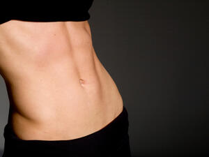 ابتعدي عن المشروبات الغازية والعدس للحصول على معدة مسطحة 