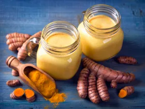 يعمل مشروب الكركم على طرد السموم إلى الخارج (shutterstock.com)