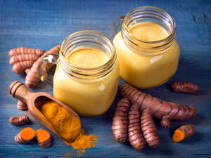 يعمل مشروب الكركم على طرد السموم إلى الخارج (shutterstock.com)