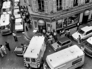 الفرنسية/جاك ديمارتون - سيارات الاسعاف والاطفاء امام مطعم جو غولدنبرغ في فرنسا، في اعقاب اعتداء في 9 آب/اغسطس 1982