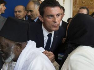 رئيس الوزراء الفرنسي ووزير داخليته أثناء افتتاح المؤتمر الذي ضم 120 من قادة المسلمين في فرنسا
