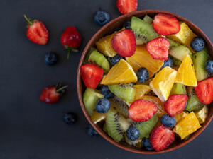 تعتبر سلطة الفواكه علاجاً فعالاً لحالات الإمساك المزمن

