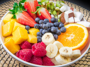 الفاكهة تحتوي عليه من فيتامنيات وعناصر غذائية غاية في الأهمية