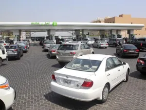 Drivers queue up to fill their tanks with fuel at a petrol station in Kuwait City on the eve of increased petrol prices on August 31, 2016. (Yasser Al Zayyat/ AFP)