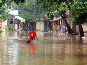 حذرت السلطات من أن مزيداً من الفيضانات والانهيارات الأرضية قد تضرب المنطقة