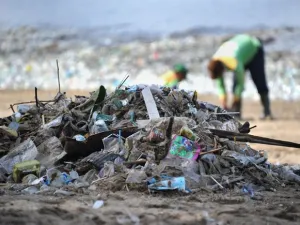 Of the total 13.6 million tons of waste produced by 169 Saudi cities annually, 6 million tons are in Riyadh, Jeddah and Dammam. (AFP)