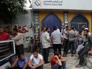 السلطة تقلص رواتب موظفيها في غزة