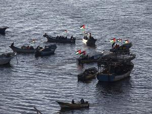 Palestinians sail boats bearing their national flag in the port of Gaza City in support of the Gaza-bound flotilla of international female activists attempting to break the Israeli blockade on the Hamas-run Gaza Strip on October 5, 2016. (AFP/Mahmud Hams)