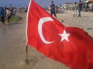 فلسطينيون يثبّتون العلم التركي على شاطئ غزة - أرشيف