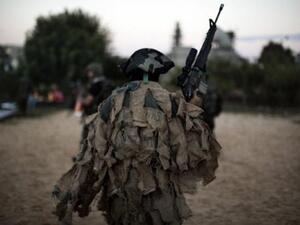 عنصر من كتائب عزالدين القسام في غزة خلال احتفال لحماس بذكرى انظلاقتها/أ.ف.ب