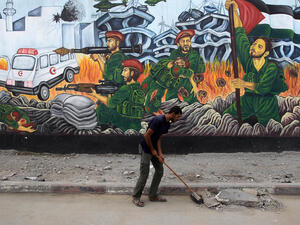 عامل يقوم بتنظيف احد شوارع غزة/أ.ف.ب