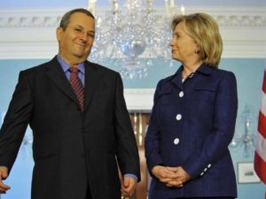 كلينتون وباارك خلال مؤتمر صحفي في واشنطن عقب الاجتماع/أ.ف.ب