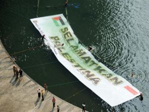 نشطاء اندونيسيون يرفعون يافطة عملاقة كتب عليها "انقذوا فلسطين"/أ.ف.ب