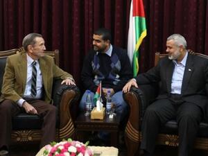 اسماعيل هنية مجتمعا مع كلارك/أ.ف.ب