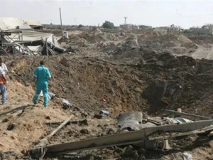 اثار قصف جوي اسرائيلي على غزة/أرشيف