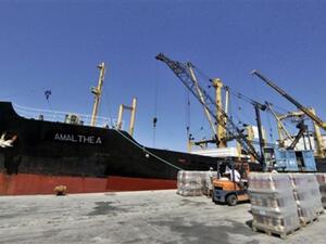 السفينة الليبية اثناء تحميل المساعدات/أ.ف.ب