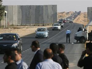 سيارات سمحت لها اسرائيل بالدخول الى غزة/أ.ف.ب