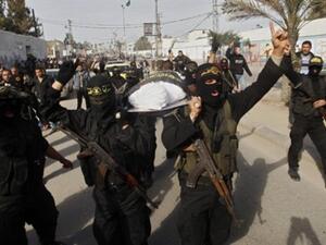 نشطاء من الجهاد الاسلامي يشيعون شهيدا منهم سقط في غزة صباح الاربعاء/أ.ف.ب