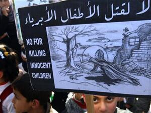 أطفال يتظاهرون في غزة ضد الحصار/أ.ف.ب