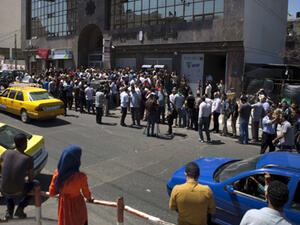 موظفون ينتظرون رواتبهم امام البنوك في قطاع غزة/ ارشيفية