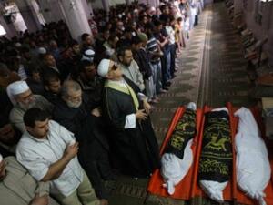 فلسطينييون يصلون على جثامين شهداء قضوا بغارات إسرائيلية في غزة