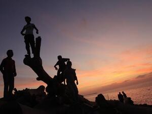 أطفال في غزة يلهون فوق الدمار/أرشيف 