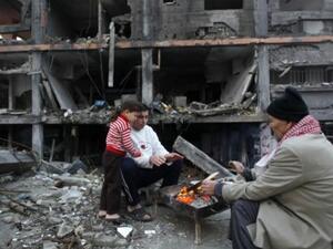 فلسطينيون بالقرب من منزل مدمر في الحرب الاخيرة/أ.ف.ب