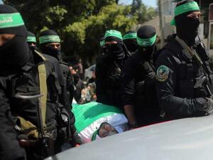 مقاتلون من كتائب عز الدين القسام يحملون نعش أحد الشهداء / أرشيفية