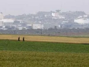 جنديان اسرائيليان يسيران بمحاذاة الحدود مع قطاع غزة
