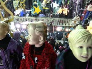 فلسطينيون يتسوقون داخل احد المتاجر في غزة