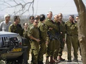 ضباط إسرائيليون على حدود غزة