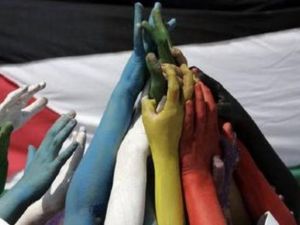 طلبة مدارس في لبنان يرفعون ايديهم الملونة بالوان علم فلسطين