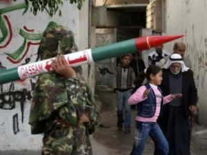 مسلح فلسطيني يحمل صاروخ القسام في قطاع غزة