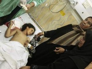 فلسطينية تقف بجوار فتاة مصابة في مستشفى بيت حانون شمال قطاع غزة بعد قصف اسرائيلي يوم الاربعاء