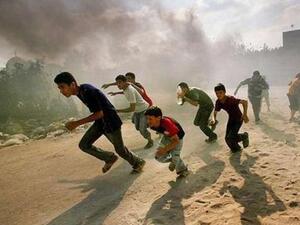 اطفال يهربون من قصف اسرائيلي في غزة/ارشيف