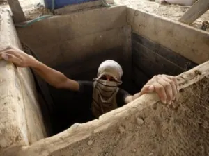 فلسطيني يطل براسه من مدخل احد الانفاق في غزة