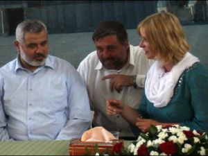 لورين بوث مع رئيس الحكومة الفلسطينية المقالة اسماعيل هنية/أرشيف