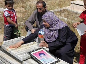 عائلة محمد في زيارة لقبره/ارشيف