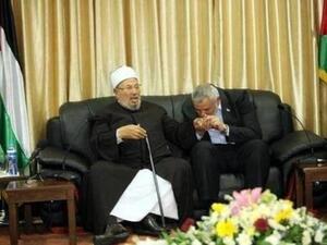 رئيس حكومة حماس اسماعيل هنية يقبل يد الشيخ القرضاوي