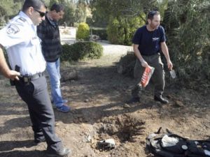 خبراء متفجرات اسرائيليون يفحصون مكان سقوط صاروخ اطلق من غزة على سيدروت/أ.ف.ب