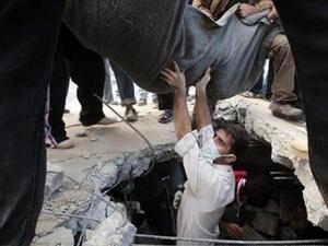 اشخاص ينتشلون جثة احد افراد عائلة السموني في غزة يوم 18 يناير كانون الثاني 2009. 
