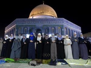 فلسطينيات يؤدين الصلاة في باحة الاقصى
