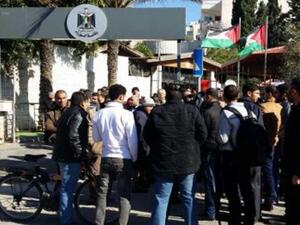 عشرات الفلسطينيين يقتحمون مقر مجلس الوزراء في غزة