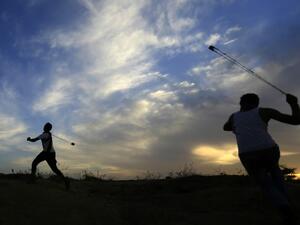 اصابة اكثر من ثمانين فلسطينيا بنيران الجيش الاسرائيلي
