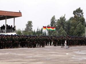 قوات البشمركة الكردية أثناء تلقيهم تدريبات على يد جنود ألمان في معسكر بأربيل
