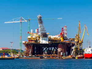 أوقفت الإمارات واردات المكثفات من قطر بعدما قطعت هي والسعودية ومصر والبحرين العلاقات الدبلوماسية وخطوط النقل مع الدوحة