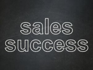 مهما كانت نتائج البيع وزيارة العميل إياك والاستسلام لليأس والإحباط، كن ودودًا دوما، واجتماعيًا، وإياك وصفة الأنطوائية والأنغلاق في أحوال كثيرة