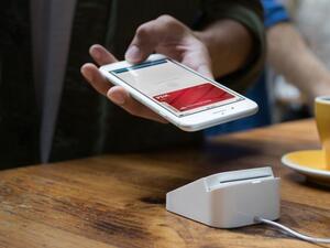 من السهل إعداد خاصية Face ID على الهاتف iPhone X الجديد. في حين يمكن إستخدامها للمصادقة على عمليات الدفع في خدمة Apple Pay داخل متاجر التجزئة الفعلية