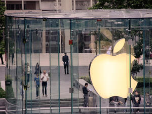 يأتي جهاز” MacBook” بتصميمِِ أنيق للغاية، وشاشة قياس 12 بوصة، وسمك قليل يجعله الأنحف في العالم، ووزن 907 غرام، وبطارية تعمل لمدة 9 ساعاتِِ كاملة، بالإضافة إلى أحدث معالج لشركة “آبل”